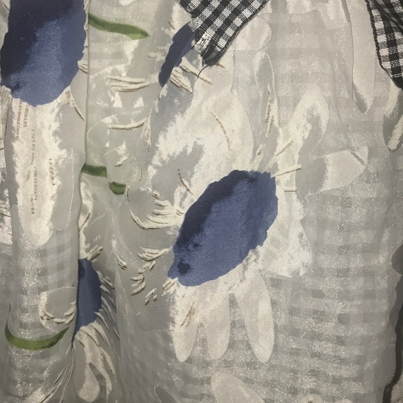 Beautiful white flower dress Size 5 - Picture 7 of 10